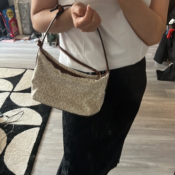 Under arm shoulder bag . Size is good for every day use - Picture 3 of 7